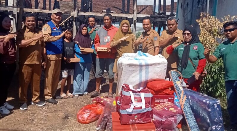 Foto: Bantuan Logistik Dinsos KSB kepada warga terdampak kebakaran (dok. Dinsos KSB)