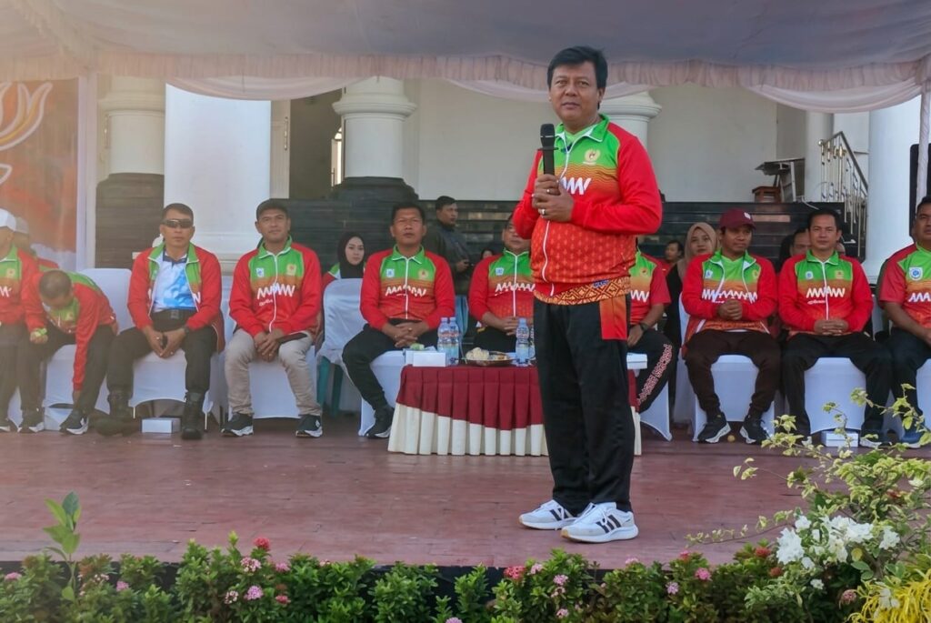 Foto: BUpati KSB, H. Amar Nurmansyah melepas kontingen Porporv 2026 di halaman kantor Bupati.