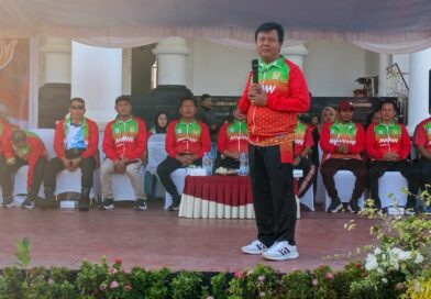 Foto: BUpati KSB, H. Amar Nurmansyah melepas kontingen Porporv 2026 di halaman kantor Bupati.