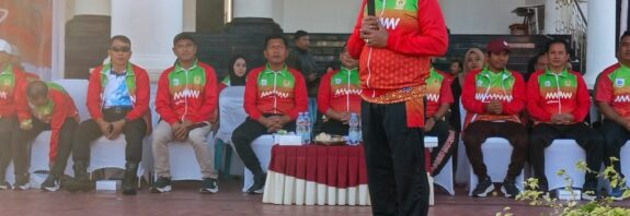 Foto: BUpati KSB, H. Amar Nurmansyah melepas kontingen Porporv 2026 di halaman kantor Bupati.