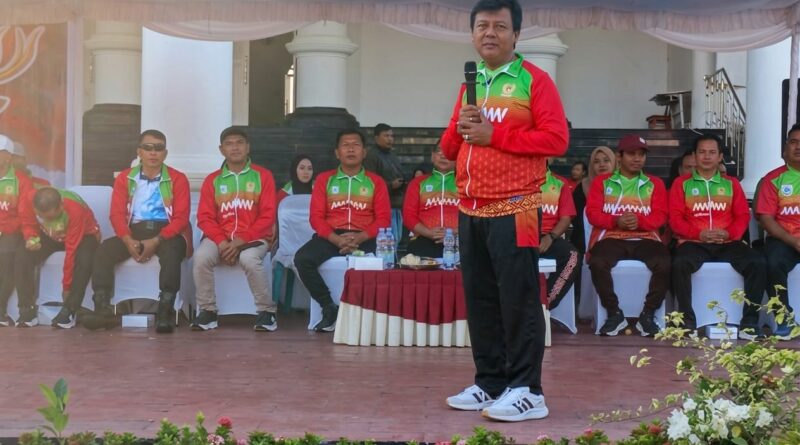 Foto: BUpati KSB, H. Amar Nurmansyah melepas kontingen Porporv 2026 di halaman kantor Bupati.