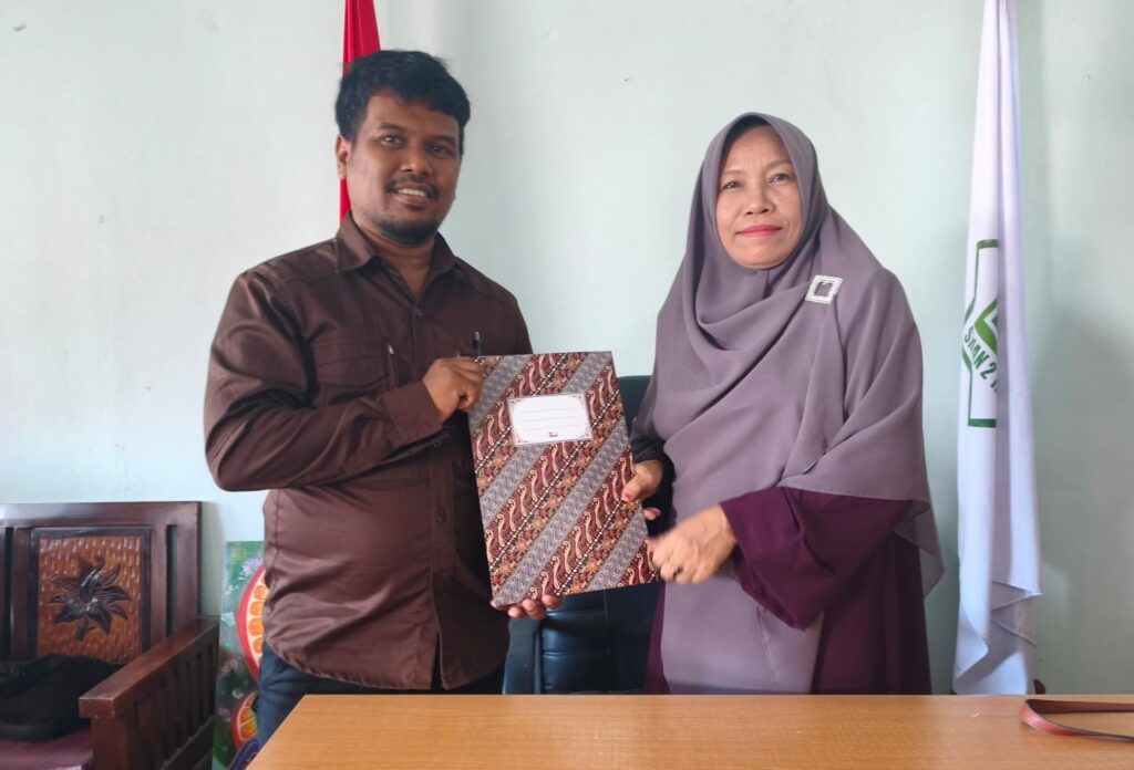 Foto: Kerja sama AKSARA dengan SMAN 2 Taliwang. Keua AKSARA, Alan Zuhri (kiri), Kepsek SMAN 2 Taliwang, Nurjihad, S.Ag., M.Pd. (kanan)