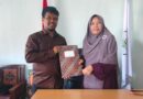 Foto: Kerja sama AKSARA dengan SMAN 2 Taliwang. Keua AKSARA, Alan Zuhri (kiri), Kepsek SMAN 2 Taliwang, Nurjihad, S.Ag., M.Pd. (kanan)