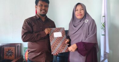 Foto: Kerja sama AKSARA dengan SMAN 2 Taliwang. Keua AKSARA, Alan Zuhri (kiri), Kepsek SMAN 2 Taliwang, Nurjihad, S.Ag., M.Pd. (kanan)