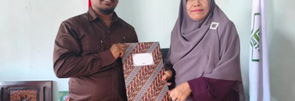 Foto: Kerja sama AKSARA dengan SMAN 2 Taliwang. Keua AKSARA, Alan Zuhri (kiri), Kepsek SMAN 2 Taliwang, Nurjihad, S.Ag., M.Pd. (kanan)