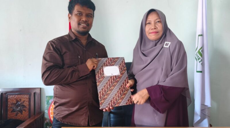Foto: Kerja sama AKSARA dengan SMAN 2 Taliwang. Keua AKSARA, Alan Zuhri (kiri), Kepsek SMAN 2 Taliwang, Nurjihad, S.Ag., M.Pd. (kanan)