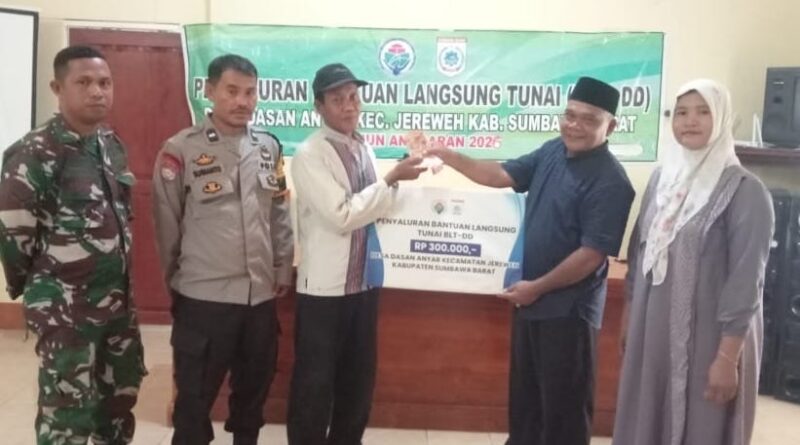 Foto: Penyerahan BLT Pemdes Dasan Anyar, Jereweh.
