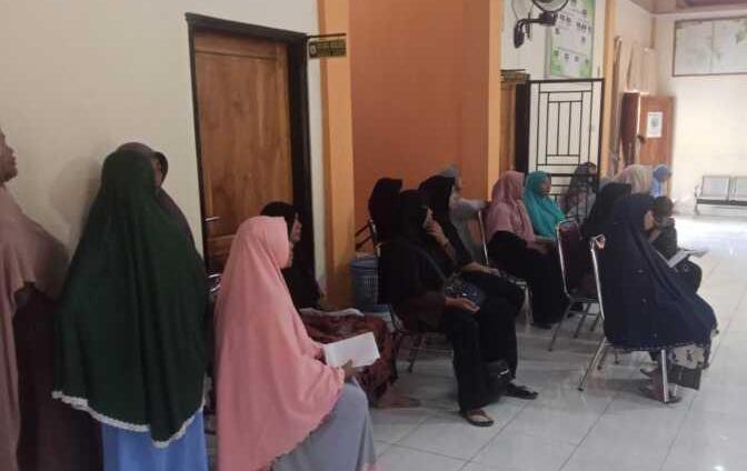 Foto: Penyerahan 597 sak beras bantuan pangan kepada 199 KPM oleh Pemdes Dasan.