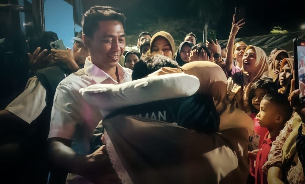Foto: Pelukan Dirga dan keluarga sebelum berangkat (dok. Media KSB)