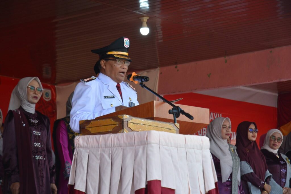 Foto: Camat Seteluk, M. Ikhwan, saat upacara HUT ke-81 RI