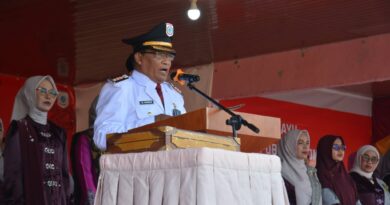 Foto: Camat Seteluk, M. Ikhwan, saat upacara HUT ke-81 RI
