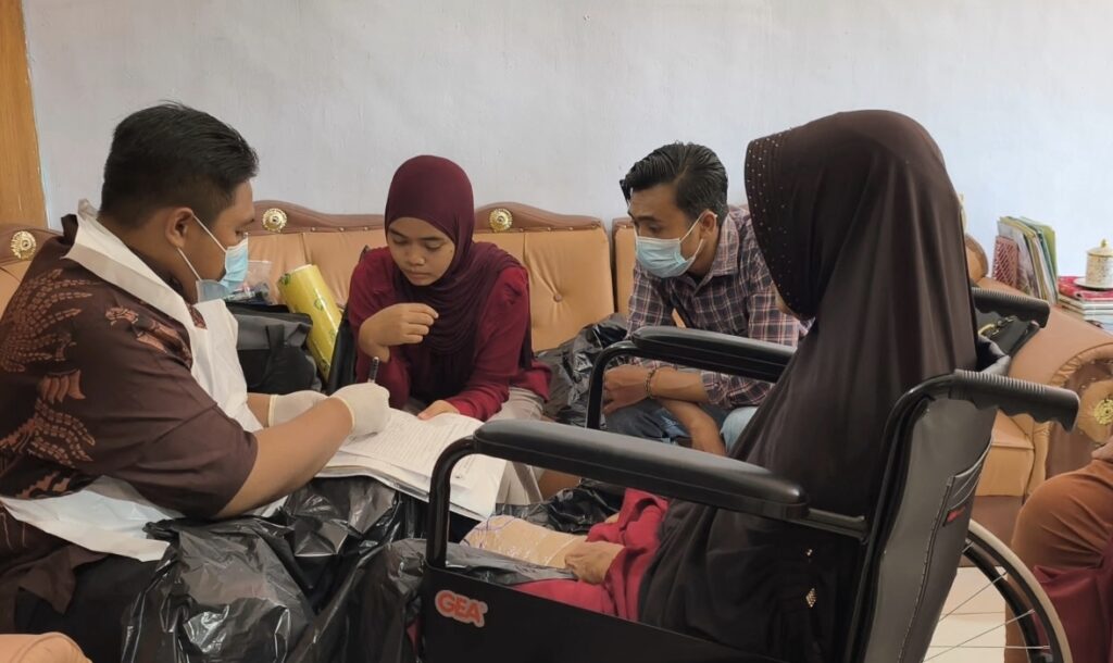 Foto: Pengukuran alat bantu disabilitas, Dinsos KSB. (dok. Media KSB)