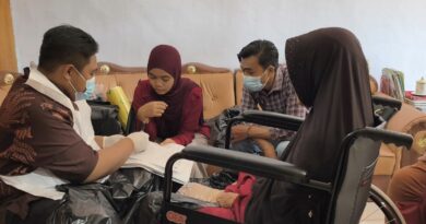 Foto: Pengukuran alat bantu disabilitas, Dinsos KSB. (dok. Media KSB)