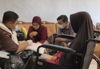 Foto: Pengukuran alat bantu disabilitas, Dinsos KSB. (dok. Media KSB)