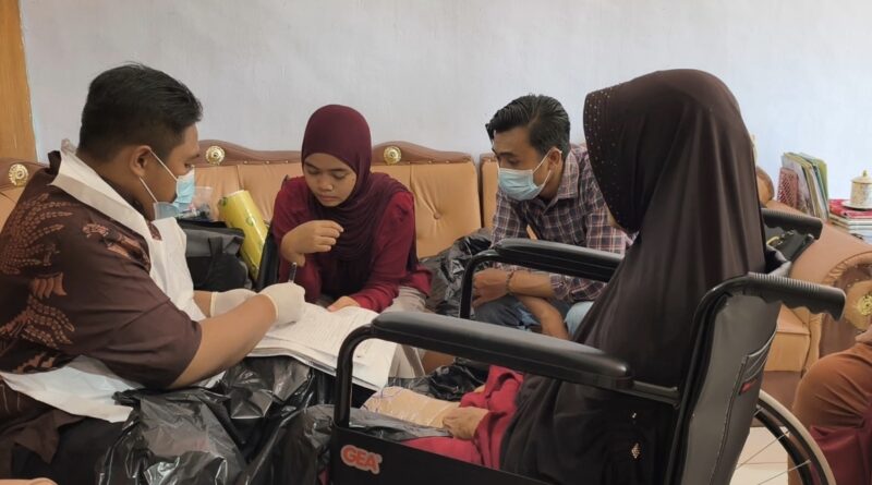 Foto: Pengukuran alat bantu disabilitas, Dinsos KSB. (dok. Media KSB)