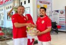 Foto: Kepala Dinsos KSB, Kamaluddin saat menyerahkan hadiah.