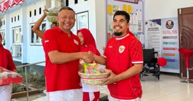 Foto: Kepala Dinsos KSB, Kamaluddin saat menyerahkan hadiah.