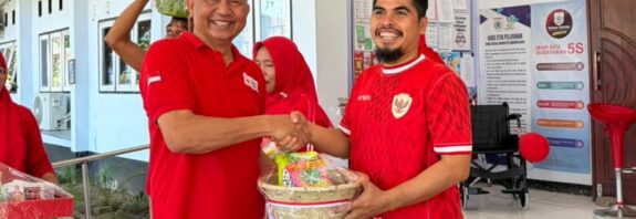 Foto: Kepala Dinsos KSB, Kamaluddin saat menyerahkan hadiah.