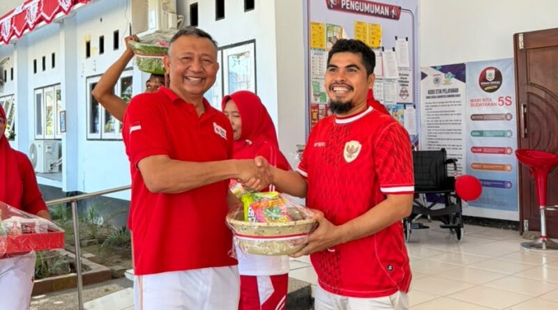Foto: Kepala Dinsos KSB, Kamaluddin saat menyerahkan hadiah.