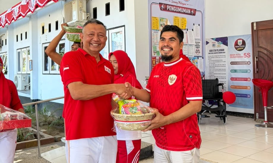 Foto: Kepala Dinsos KSB, Kamaluddin saat menyerahkan hadiah.