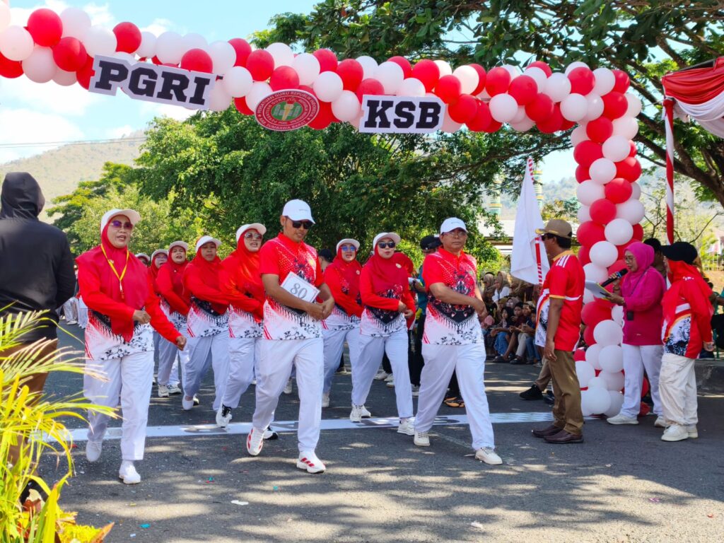 Foto: Lomba gerak jalan tepat waktu PGRI KSB 2026. (dok. Media KSB)