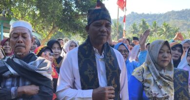 Foto: Calon Kepala Desa Tebo mendaftar ke Panitia Pilkades dengan arakan Gong Genang (dok. Media KSB)