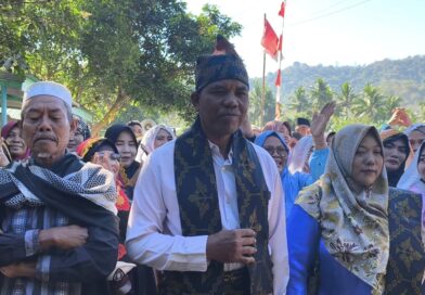 Foto: Calon Kepala Desa Tebo mendaftar ke Panitia Pilkades dengan arakan Gong Genang (dok. Media KSB)