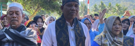 Foto: Calon Kepala Desa Tebo mendaftar ke Panitia Pilkades dengan arakan Gong Genang (dok. Media KSB)