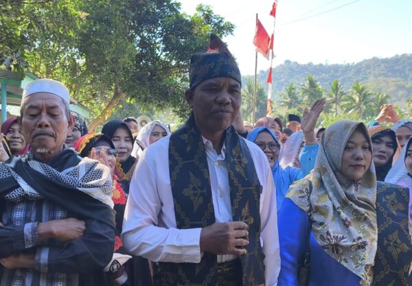 Foto: Calon Kepala Desa Tebo mendaftar ke Panitia Pilkades dengan arakan Gong Genang (dok. Media KSB)