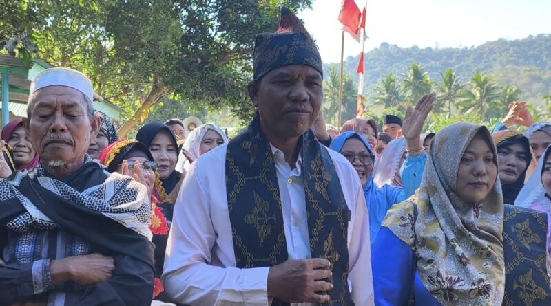 Foto: Calon Kepala Desa Tebo mendaftar ke Panitia Pilkades dengan arakan Gong Genang (dok. Media KSB)