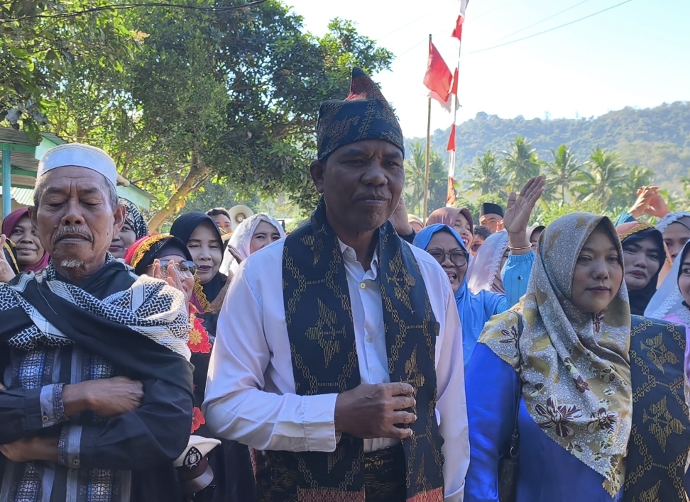 Foto: Calon Kepala Desa Tebo mendaftar ke Panitia Pilkades dengan arakan Gong Genang (dok. Media KSB)