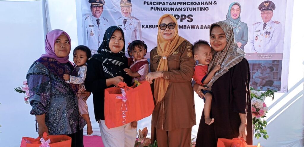 Foto: Wabup KSB, Hj. Hanipah, saat memimpin Intervensi Serentak Percepatan Pencegahan dan Penurunan Stunting (P3S) di Kecamatan Seteluk dan Poto Tano. (dok. Bale Rungan)