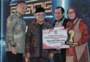 Foto: Wabup KSB, Hj. Hanipah saat menerima penghargaan (dok. Prokopim Sumbawa Barat)
