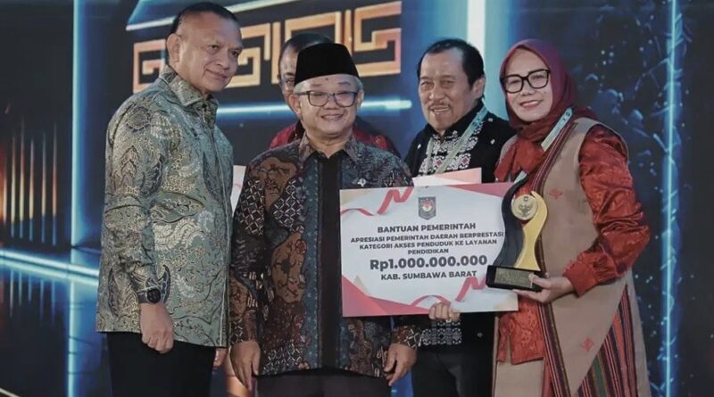 Foto: Wabup KSB, Hj. Hanipah saat menerima penghargaan (dok. Prokopim Sumbawa Barat)