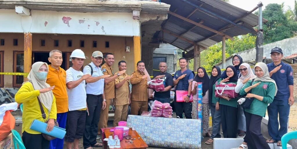 Foto: Penyaluran bantuan Dinsos KSB ke korban kebakaran di desa Tepas.