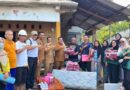 Foto: Penyaluran bantuan Dinsos KSB ke korban kebakaran di desa Tepas.