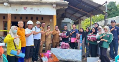 Foto: Penyaluran bantuan Dinsos KSB ke korban kebakaran di desa Tepas.