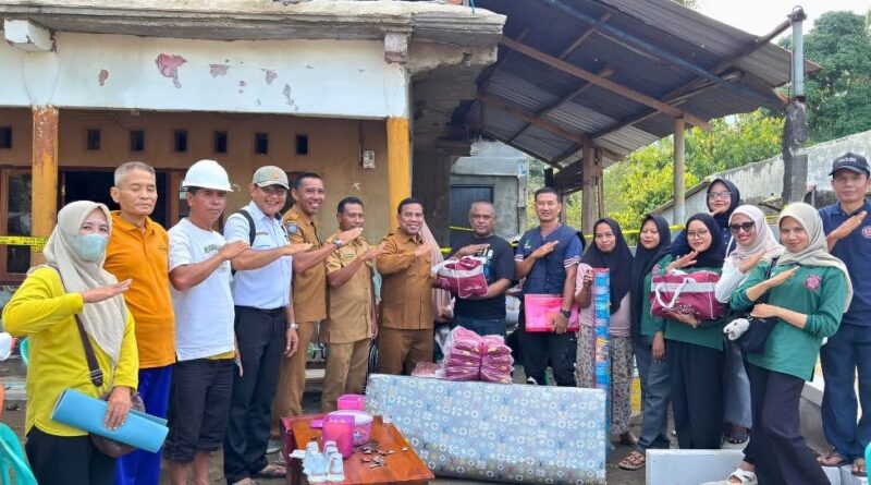 Foto: Penyaluran bantuan Dinsos KSB ke korban kebakaran di desa Tepas.