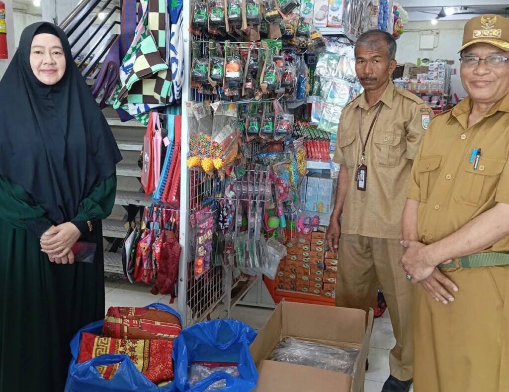 Foto: Camat Seteluk, M. Ikhwan, saat menerima bantuan dari donatur.
