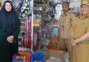 Foto: Camat Seteluk, M. Ikhwan, saat menerima bantuan dari donatur.