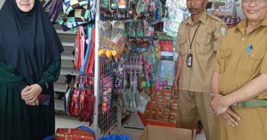 Foto: Camat Seteluk, M. Ikhwan, saat menerima bantuan dari donatur.