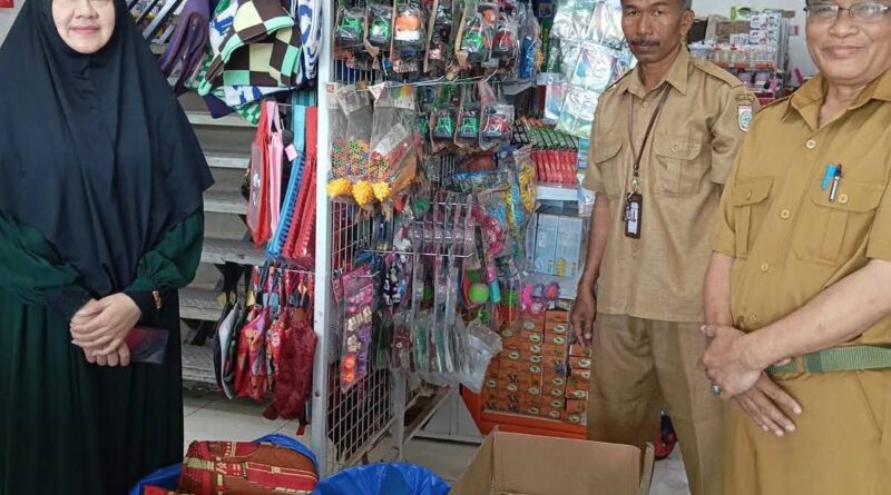 Foto: Camat Seteluk, M. Ikhwan, saat menerima bantuan dari donatur.