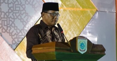 MEDIAKSB - Camat Seteluk, M. Ikhwan, saat memberikan sambutan pada MTQ ke-XXII tingkat kabupaten di Seteluk, Sabtu (26/09/2026) (Foto: PPID Utama Sumbawa Barat)