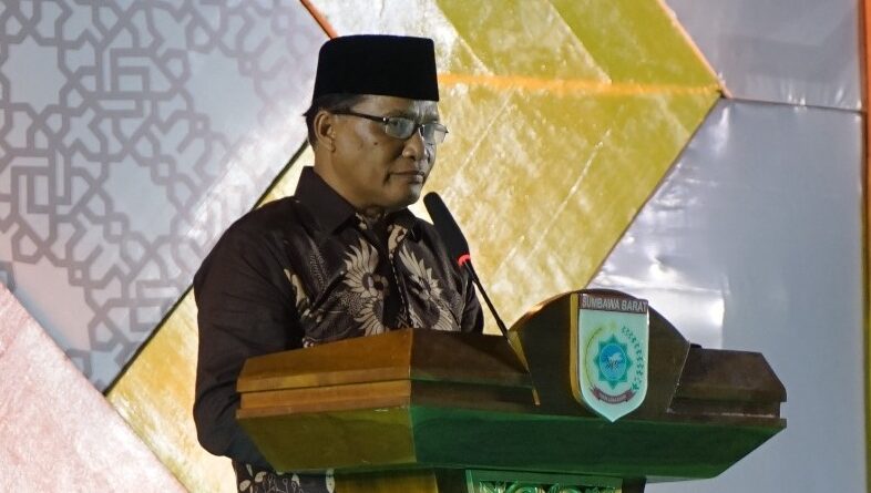 MEDIAKSB - Camat Seteluk, M. Ikhwan, saat memberikan sambutan pada MTQ ke-XXII tingkat kabupaten di Seteluk, Sabtu (26/09/2026) (Foto: PPID Utama Sumbawa Barat)