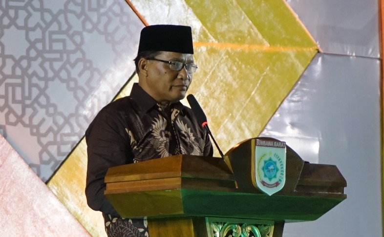 MEDIAKSB - Camat Seteluk, M. Ikhwan, saat memberikan sambutan pada MTQ ke-XXII tingkat kabupaten di Seteluk, Sabtu (26/09/2026) (Foto: PPID Utama Sumbawa Barat)
