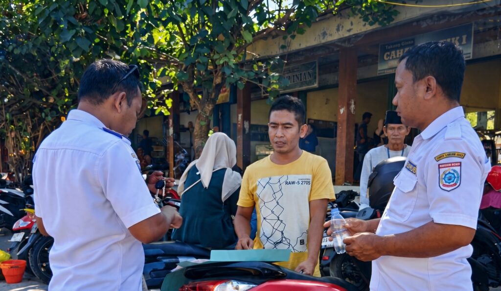Foto: Monitoring juru parkir Pasar Tana Mira, Taliwang oleh Dishub KSB.