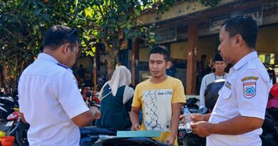 Foto: Monitoring juru parkir Pasar Tana Mira, Taliwang oleh Dishub KSB.