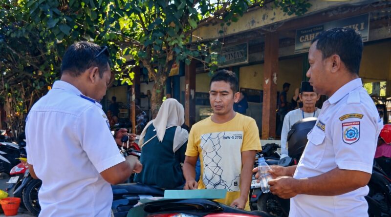 Foto: Monitoring juru parkir Pasar Tana Mira, Taliwang oleh Dishub KSB.