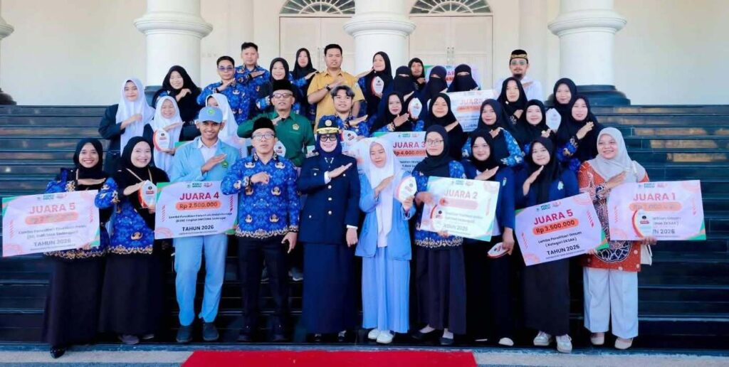 Foto: Dokumentasi bersama, Kepala Brida KSB, Mars Anugerainsyah bersama pemenang Lomba Penelitian 2026.