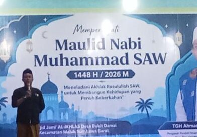 Foto: Kepala Desa Bukit Damai, Suwardi, dalam acara Peringatan Maulid.